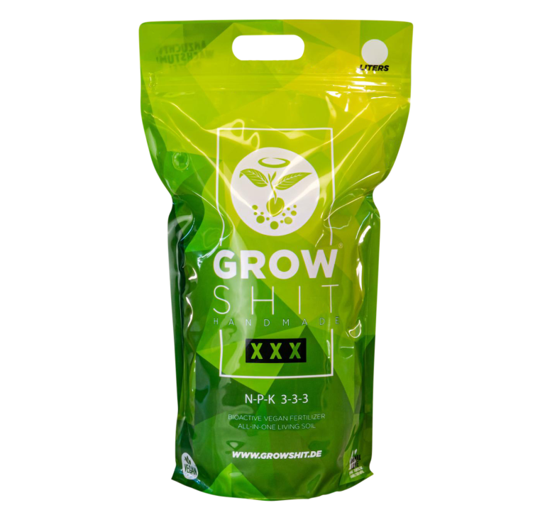 Grüne Verpackung mit dem aufgedruckten Text "GROW SH*T" und einem Bio-Siegel.